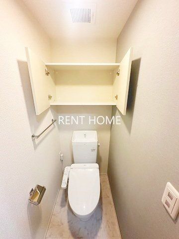 トイレ　収納付きトイレです。