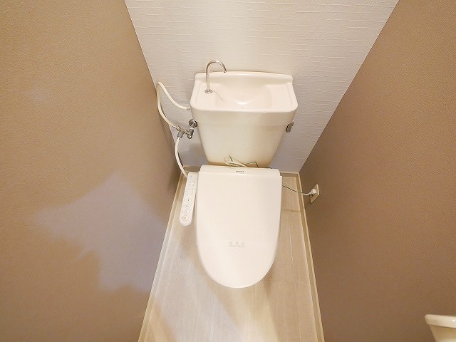 トイレ　落ち着いた色調のトイレです
