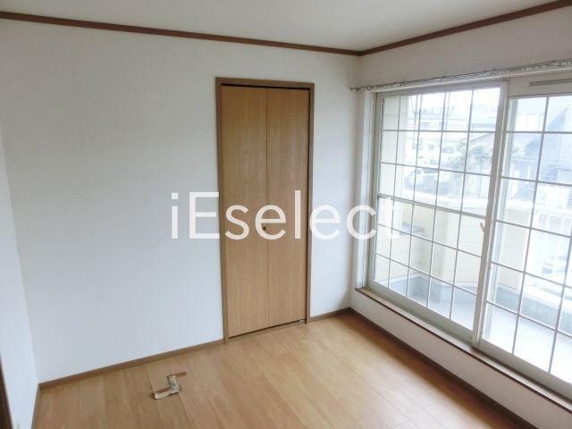 居室・リビング　大きな窓があり明るいお部屋です