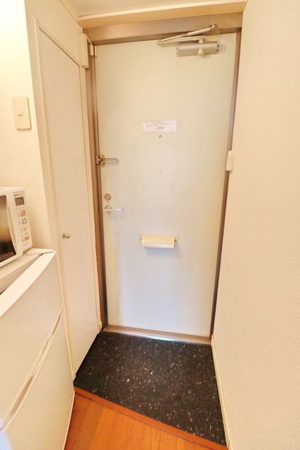 玄関　同物件別部屋写真