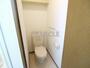 トイレ　落ち着いた色調のトイレです