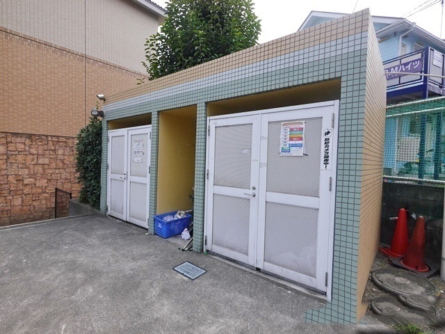 ロビー　敷地内ごみ置き場