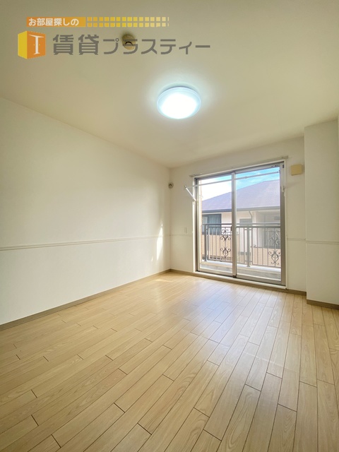 居室・リビング　日が差し込む明るいお部屋です。
