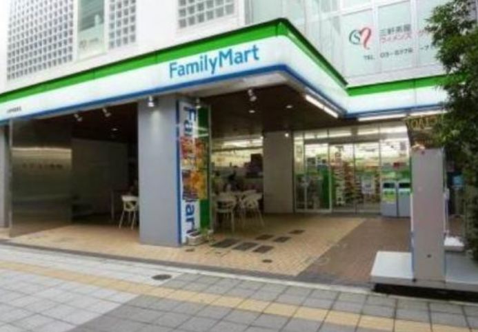 コンビニ　ファミリーマート三軒茶屋東店（コンビニ）まで107m