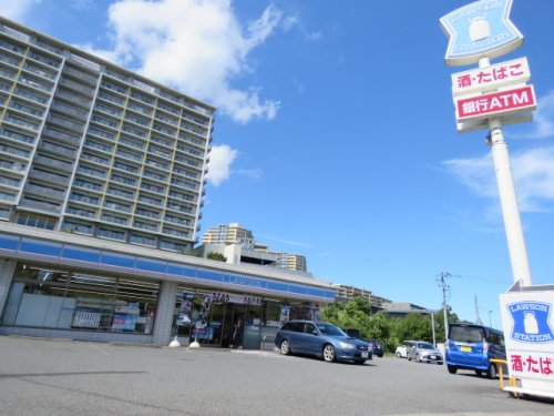 コンビニ　ローソン　若葉台駅前店（コンビニ）まで476m