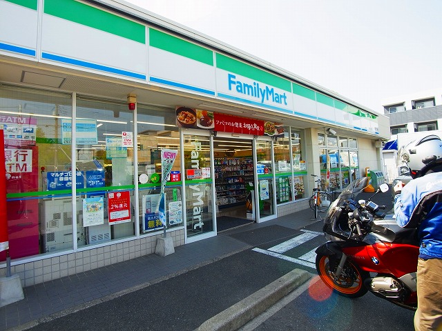 コンビニ　ファミリーマート加平3丁目店（コンビニ）まで389m