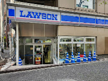 コンビニ　ローソン新宿三丁目駅前店（コンビニ）まで111m