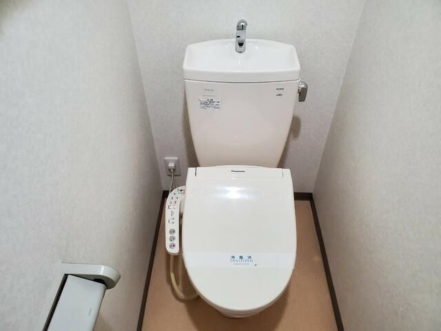トイレ　落ち着いた色調のトイレです