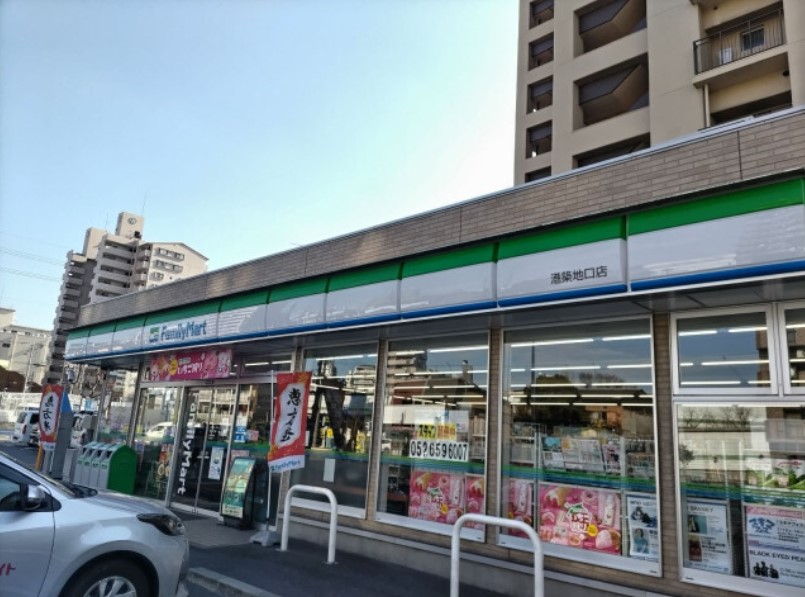 コンビニ　ファミリーマート 港築地口店（コンビニ）まで439m