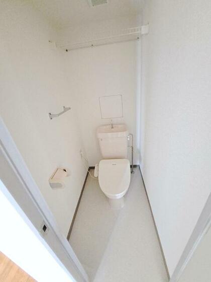 トイレ　室内掲載写真は同建物の他の部屋のものです。