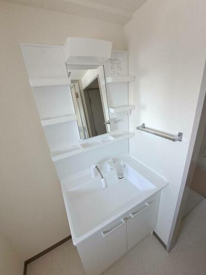 洗面設備　室内掲載写真は同建物の他の部屋のものです。