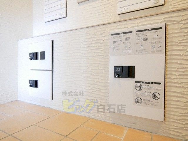 エントランス　留守中でも荷物が受け取れて便利な宅配ＢＯＸ完備しています♪