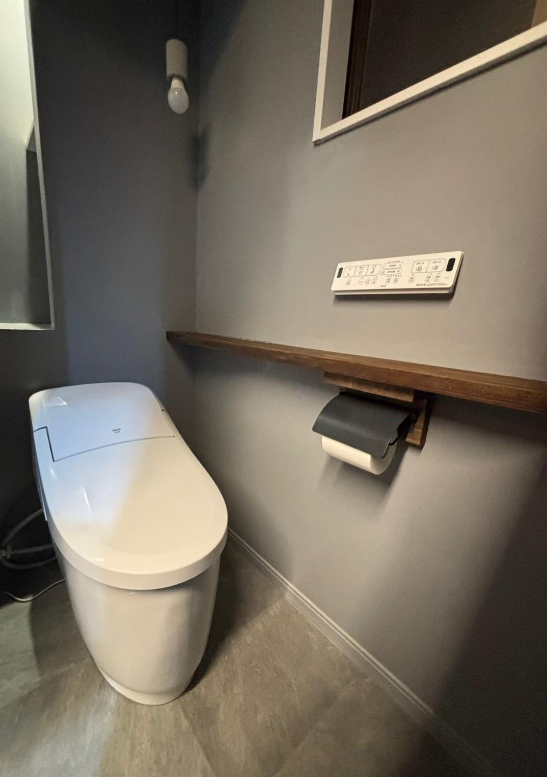 トイレ　たっぷり収納出来る背面収納　上質な雰囲気のトイレ空間