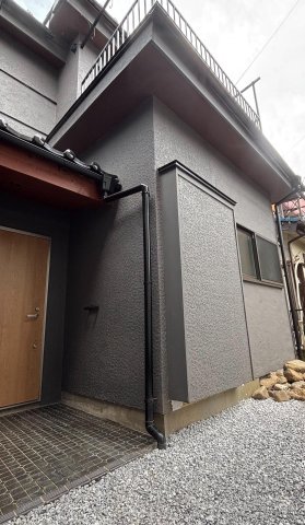 建物外観　ダークグレーの上質な外観　玄関ドアも新設