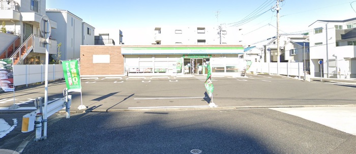 コンビニ　ファミリーマート（コンビニ）まで487m