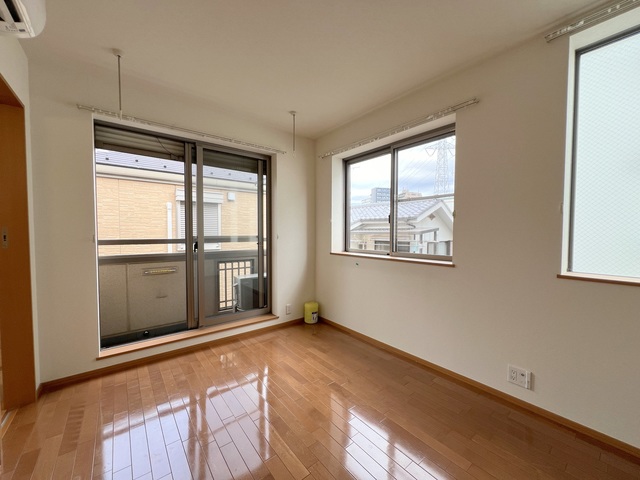 居室・リビング　★明るいフローリングの角部屋です★