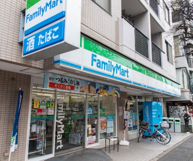 コンビニ　ファミリーマート上馬交差点前店（コンビニ）まで586m