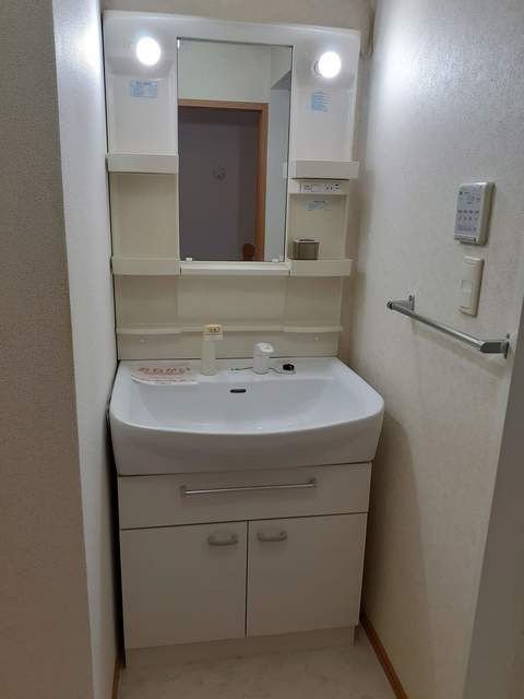 洗面設備　ゆったりとスペースのある洗面所
