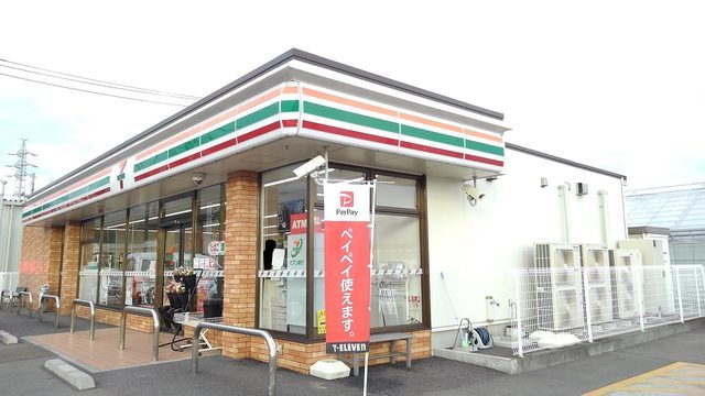 コンビニ　セブンイレブン（コンビニ）まで400m