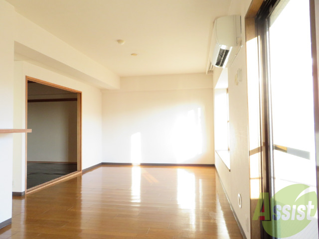 居室・リビング　１４帖のＬＤＫ。引き戸を開けると解放感があります。
