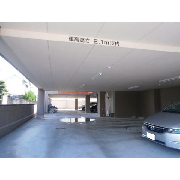 その他　駐車場　屋根有り区画もございます
