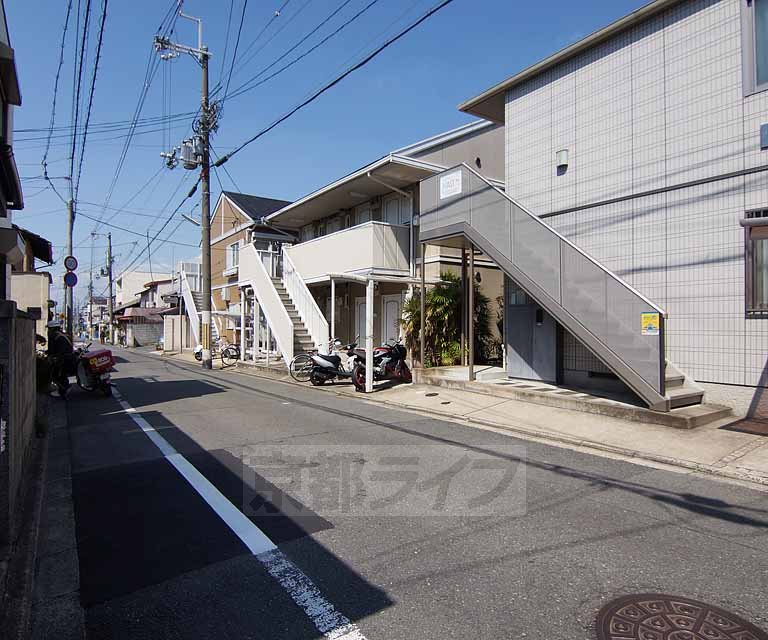 その他　建物前の道路です。