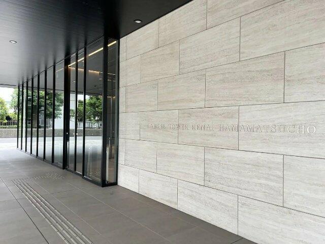 エントランス　館銘板