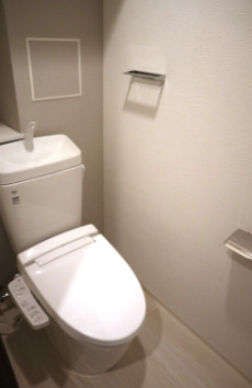 トイレ　落ち着いた色調のトイレです