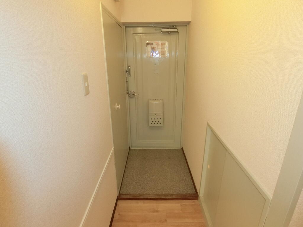 阪神本線 芦屋駅 バス乗車時間：10分 最寄りバス停で下車 徒歩1分 19階建 築48年の玄関写真