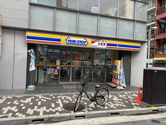 コンビニ　コンビニ（コンビニ）まで70m
