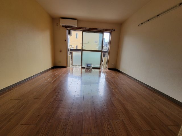 モアルヤタ藤の居間写真
