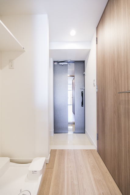 玄関　※反転タイプのお部屋の写真を使用しています。