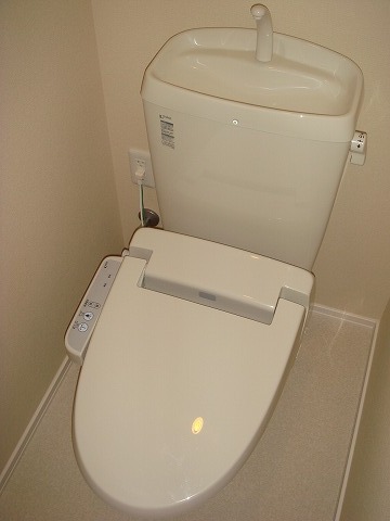 トイレ　シャワートイレ付です。やっぱりこれですね！