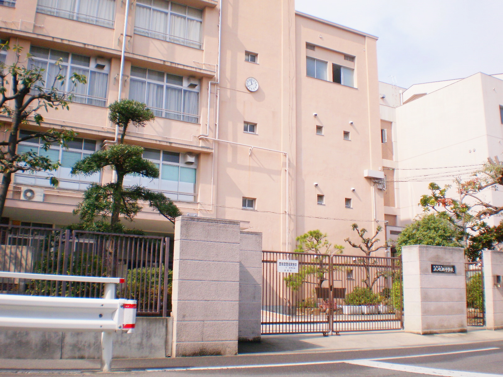 中学校　大阪市立瓜破中学校（中学校）まで182m