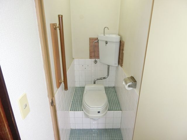 【越谷市赤山町のアパートのトイレ】