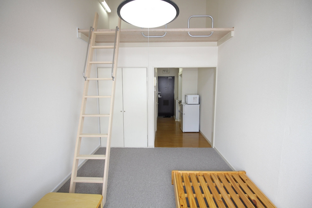 居室・リビング　2Fは絨毯仕様（写真は家具・家電付きタイプ）