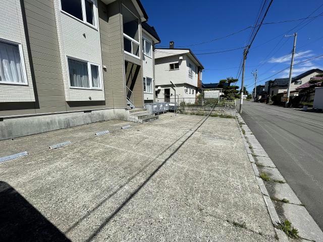 【函館市高丘町のアパートの駐車場】