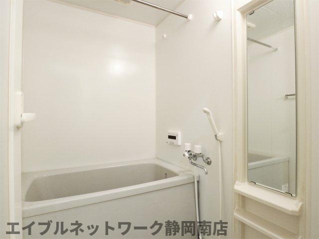 バス・シャワールーム　落ち着いた空間のお風呂です
