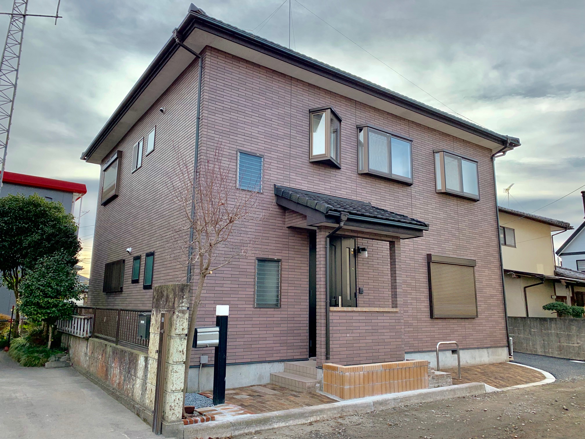 建物外観　玄関前の花壇はお好みの花々を・・・