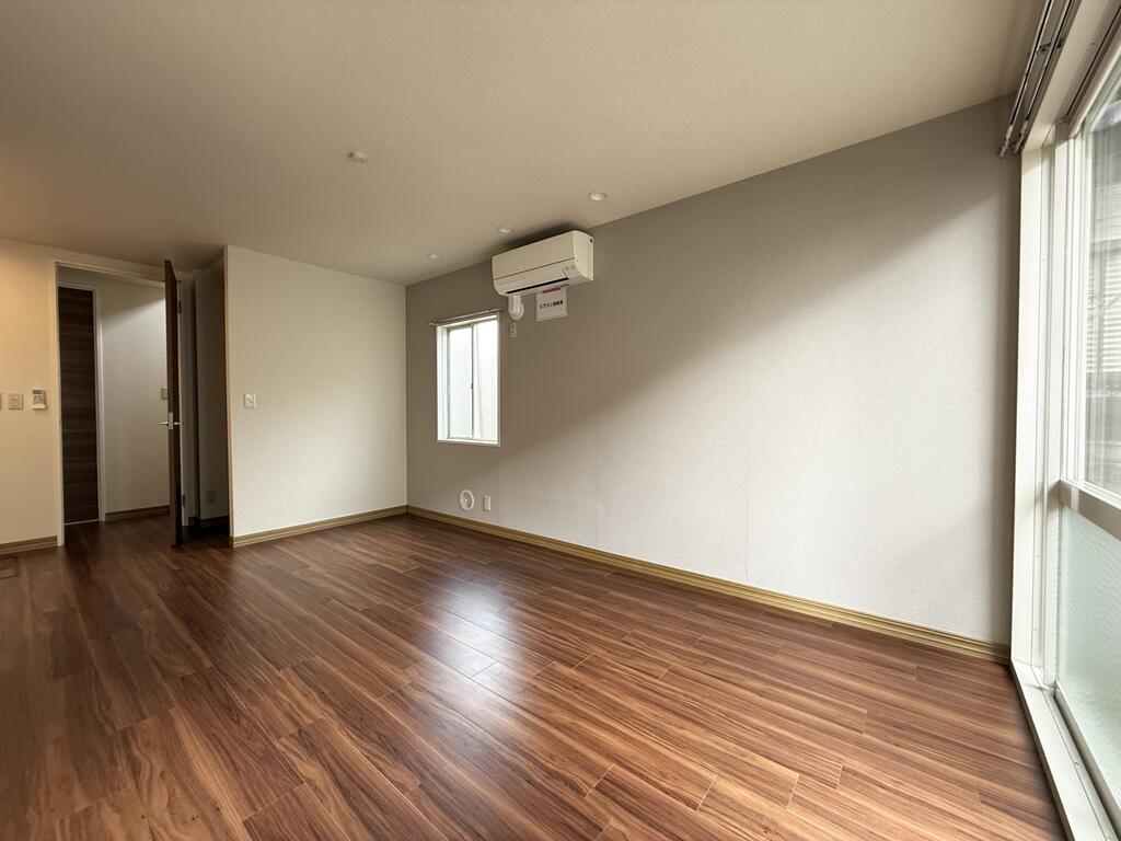 居室・リビング　LDKは3面採光で風通しは良好です！！