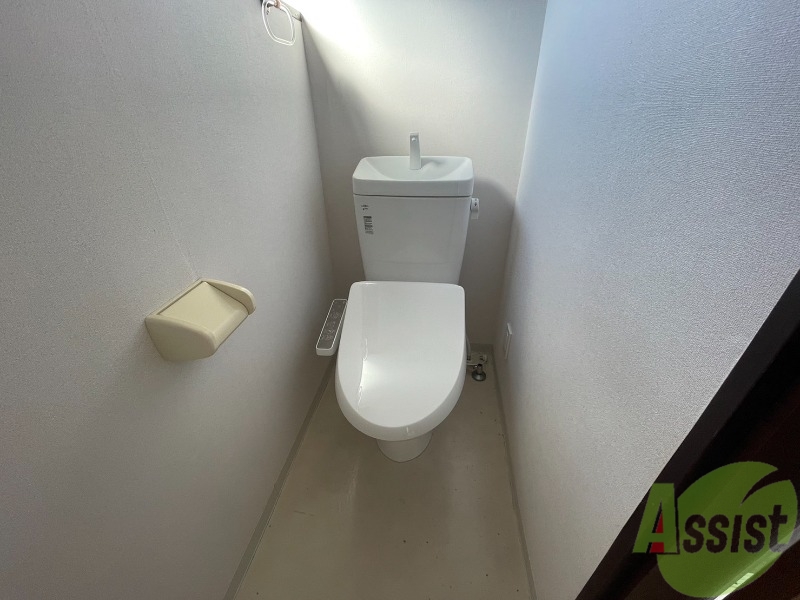 トイレ　温水洗浄便座なので快適に使用できそうですね。