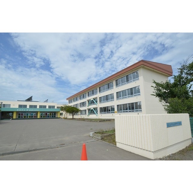 小学校　鶴野小学校（小学校）まで1670m