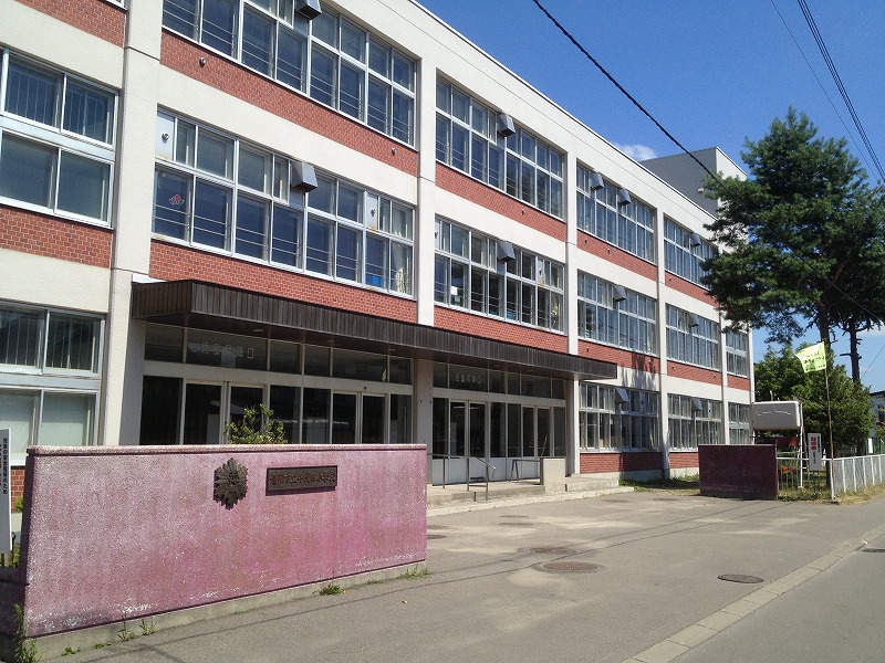 小学校　旭川市立千代田小学校（小学校）まで952m
