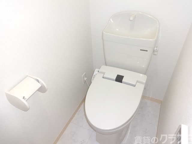 トイレ　白を基調としたトイレもキレイです♪