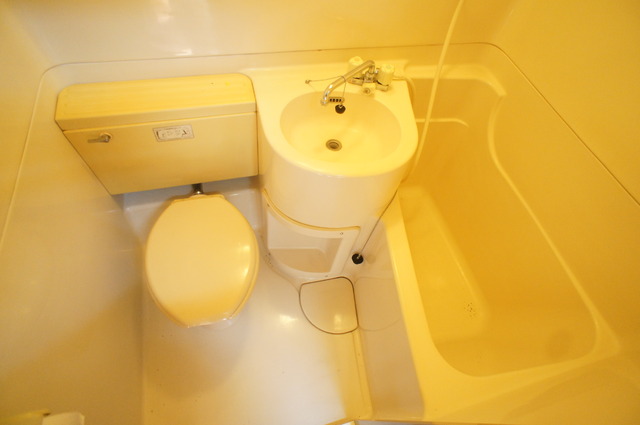 バス・シャワールーム　丸洗いできてお掃除らくらくの３点ユニットバスです！