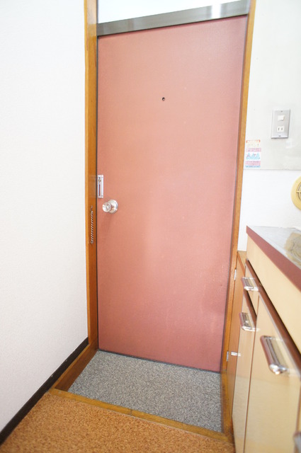 玄関　玄関には窓があるので明るい空間です♪