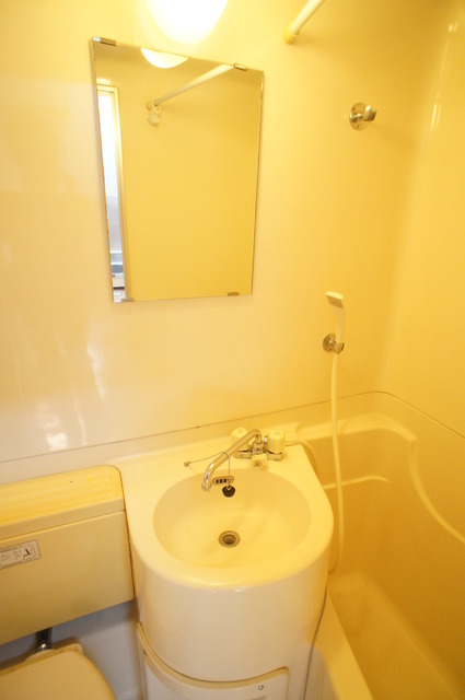 洗面設備　シャワー派には、使いやすいユニットバス。洗面台も完備！