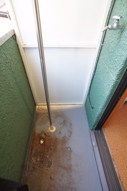 その他　洗濯機置場が外ですが、その分お部屋を広く使えますね！