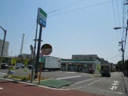 コンビニ　ファミリーマート（コンビニ）まで520m