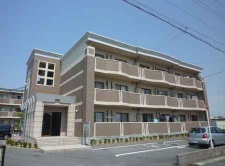 伊勢市小俣町湯田のマンションの建物外観